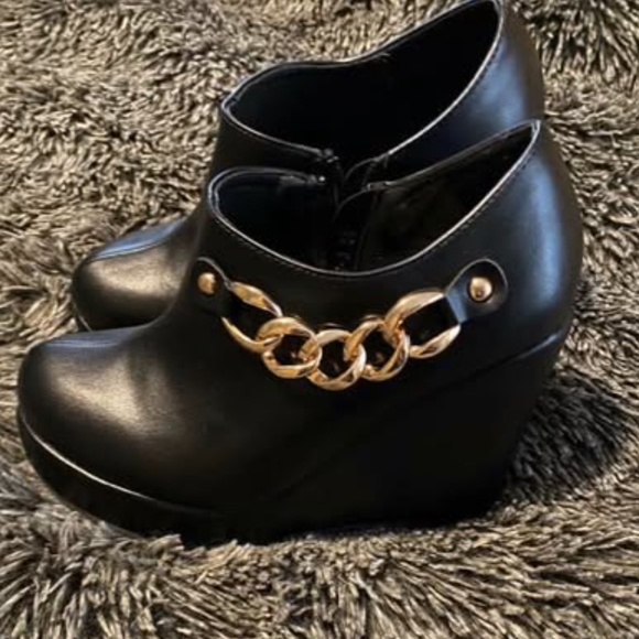 Shoes 6.5 - Picture 1 of 2